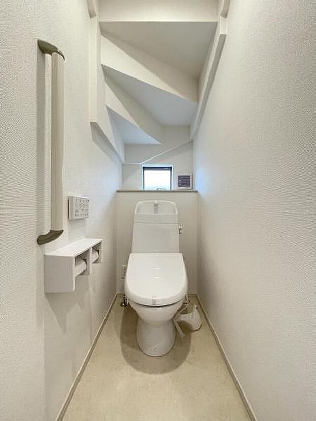 採光窓は臭い対策にもなって清潔な空間を保てます♪立ち上がりをサポートしてくれる手すりも完備！