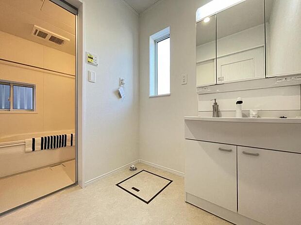 朝の準備・毎日の洗濯・帰宅後のお風呂と大活躍の洗面スペース。窓もあって風通りも良いので湿気がこもりにくい仕様＾＾