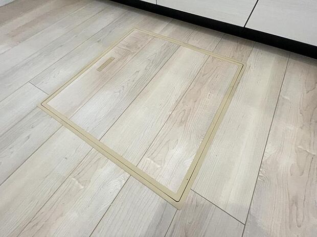 お漬物を漬けたり鍋などの季節物もしまっておける便利な床下収納！