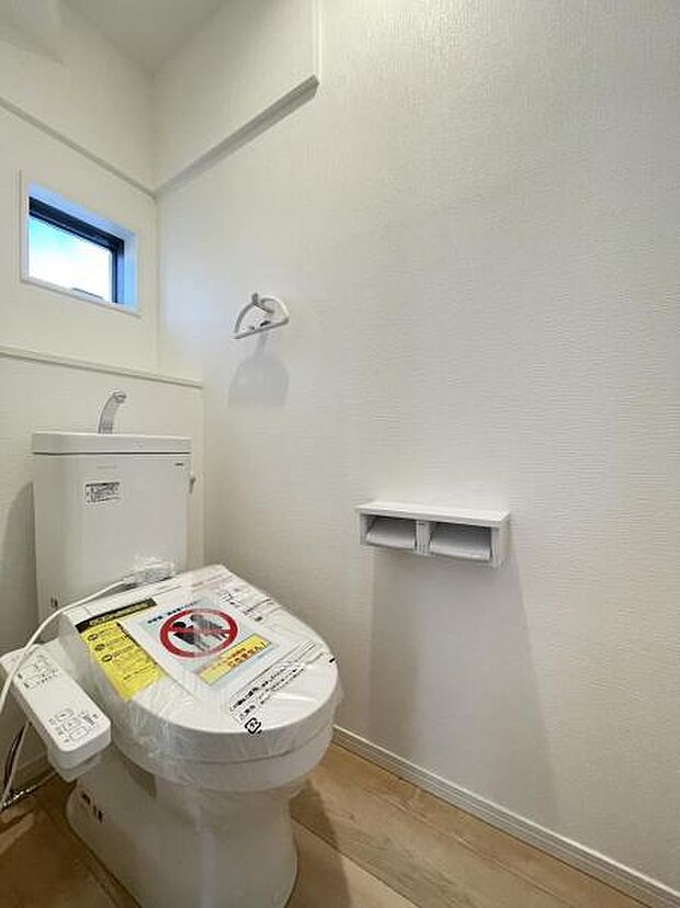 トイレットペーパーや掃除用品もスッキリ片付く収納スペース付きのトイレ！