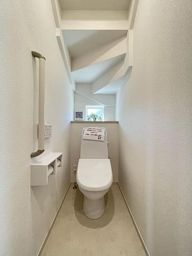 採光窓は臭い対策にもなって清潔な空間を保てます♪立ち上がりをサポートしてくれる手すりも完備！