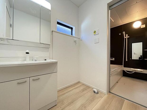 朝の準備・毎日の洗濯・帰宅後のお風呂と大活躍の洗面スペース。窓もあって風通りも良いので湿気がこもりにくい仕様^^