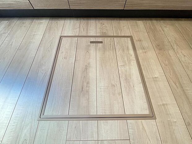 お漬物を漬けたり鍋などの季節物もしまっておける便利な床下収納!