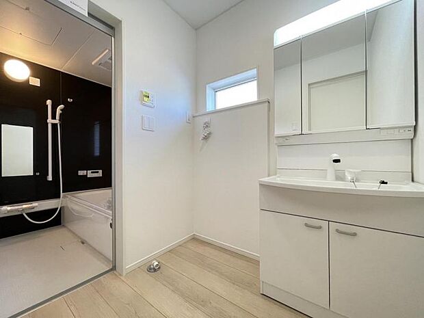 朝の準備・毎日の洗濯・帰宅後のお風呂と大活躍の洗面スペース。窓もあって風通りも良いので湿気がこもりにくい仕様^^