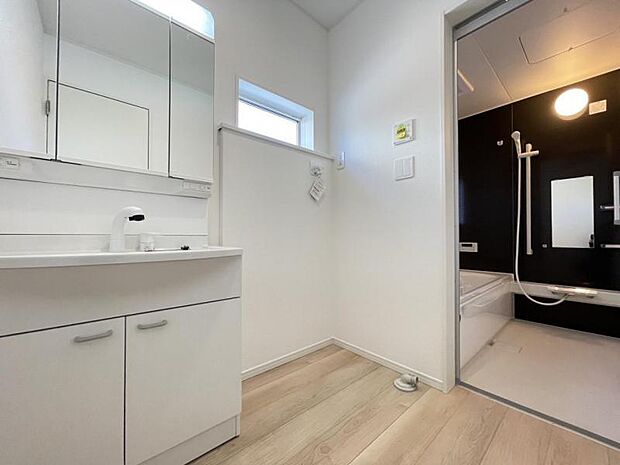 朝の準備・毎日の洗濯・帰宅後のお風呂と大活躍の洗面スペース。窓もあって風通りも良いので湿気がこもりにくい仕様^^