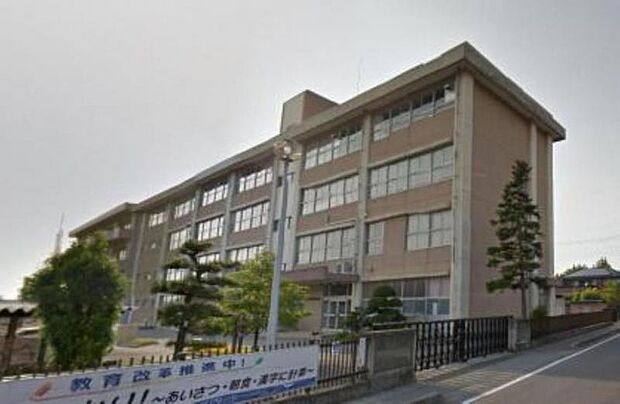 姿川中央小学校 1351m/徒歩17分、車4分