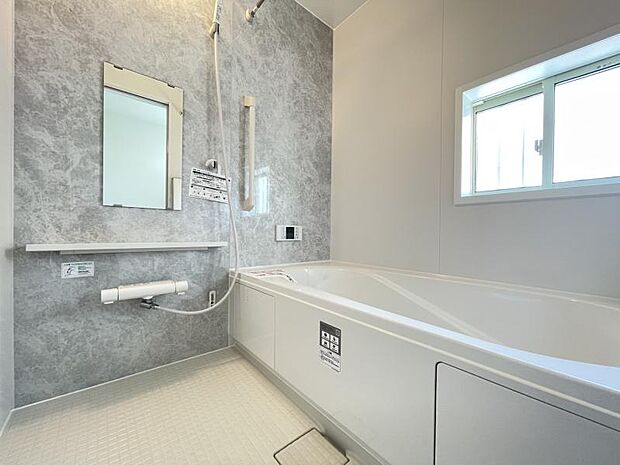 ゆったりと浸かれる1坪風呂を採用！1日の疲れを癒してくれる浴室は窓のある開放的な空間＾＾