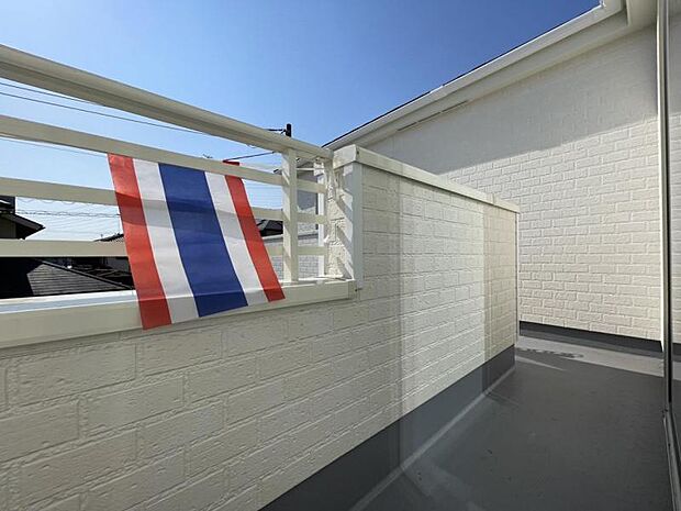 2部屋から行き来できる続きバルコニー！洗濯物や布団が干せる十分な広さです＾＾