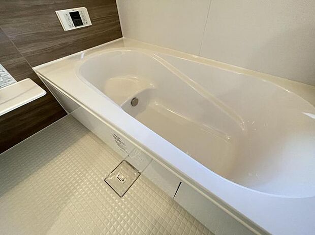 ゆったりと浸かれる1坪風呂を採用!1日の疲れを癒してくれる浴室は窓のある開放的な空間^^