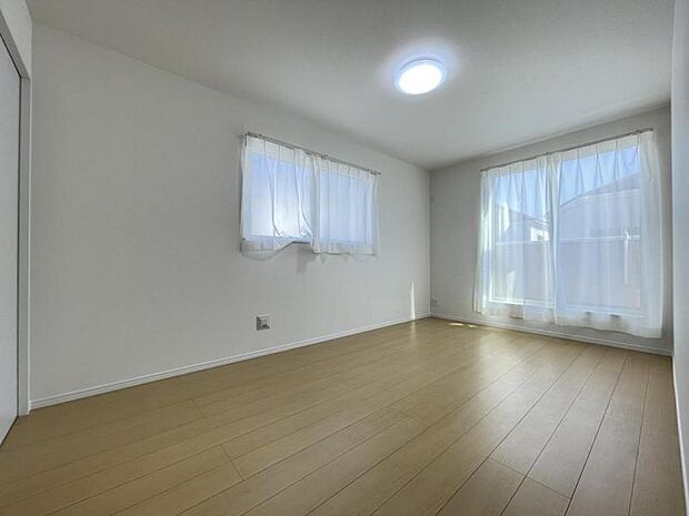 お部屋からバルコニーに出られるので洗濯物や布団などをすぐ干せ取込みも楽にできます！