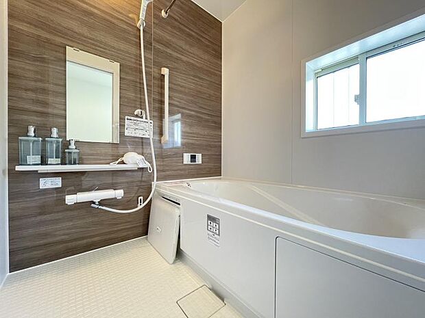 ゆったりと浸かれる1坪風呂を採用！1日の疲れを癒してくれる浴室は窓のある開放的な空間＾＾