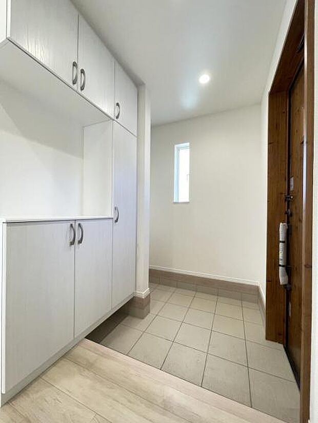玄関を広く利用できるようシューズクローゼットを完備。ご家族みんなの靴をスッキリ収納できます！