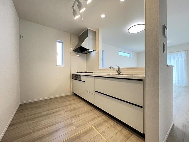 カウンター式のキッチンはリビングの様子を見ながら家事ができるので小さなお子さまがいるご家庭も安心です＾＾