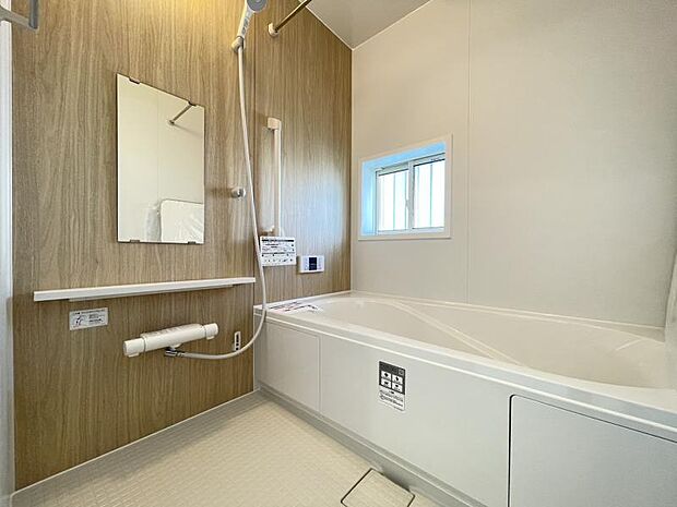 ゆったりと浸かれる1坪風呂を採用！1日の疲れを癒してくれる浴室は窓のある開放的な空間＾＾