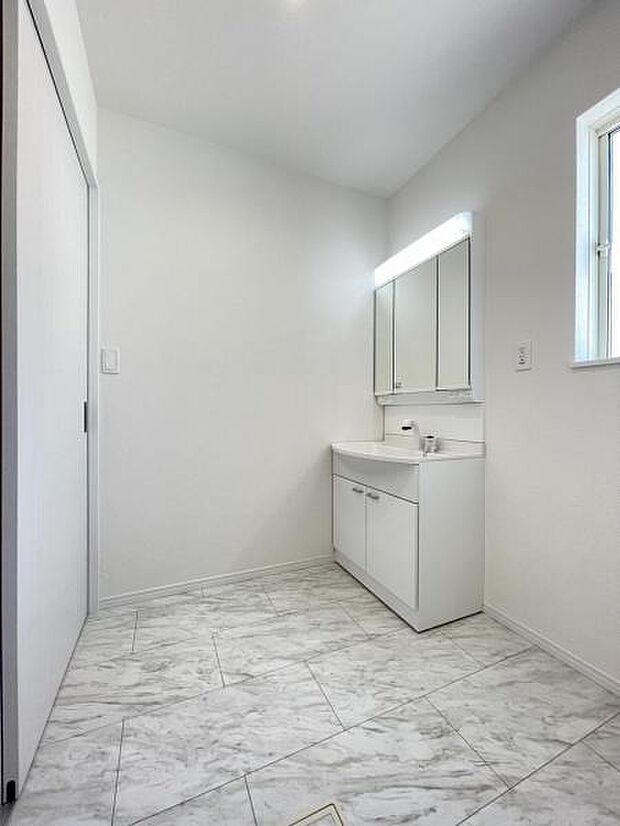 朝の準備・毎日の洗濯・帰宅後のお風呂と大活躍の洗面スペース。窓もあって風通りも良いので湿気がこもりにくい仕様＾＾