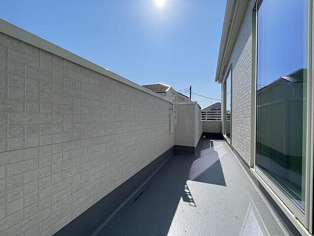 2部屋から行き来できる続きバルコニー！洗濯物や布団が干せる十分な広さです＾＾