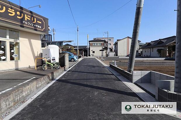 西側約6M幅員の公道。車の出し入れもスムーズに行えますね^^