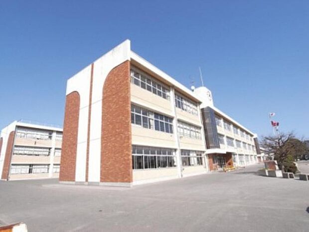 戸祭小学校 922m/徒歩12分、車3分