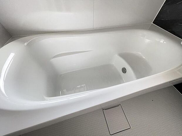 ゆったりと浸かれる1坪風呂を採用!1日の疲れを癒してくれる浴室は窓のある開放的な空間^^