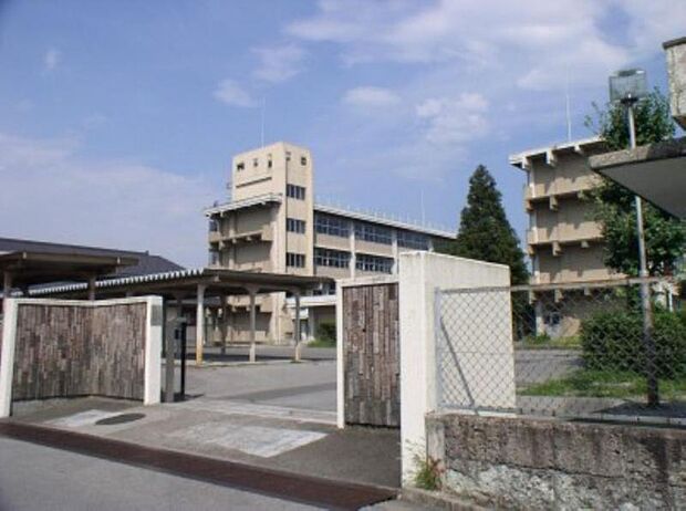 宝木中学校　1121ｍ/徒歩15分、車3分