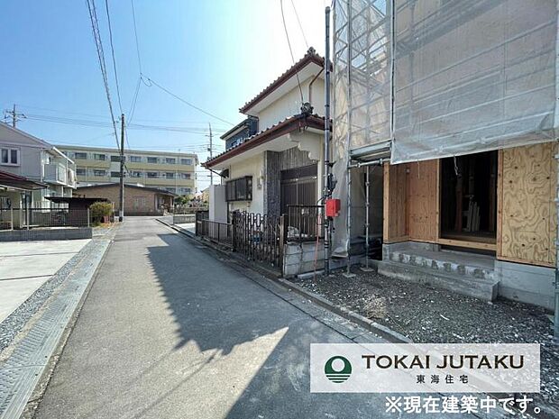 北側約4M幅員の公道です^^