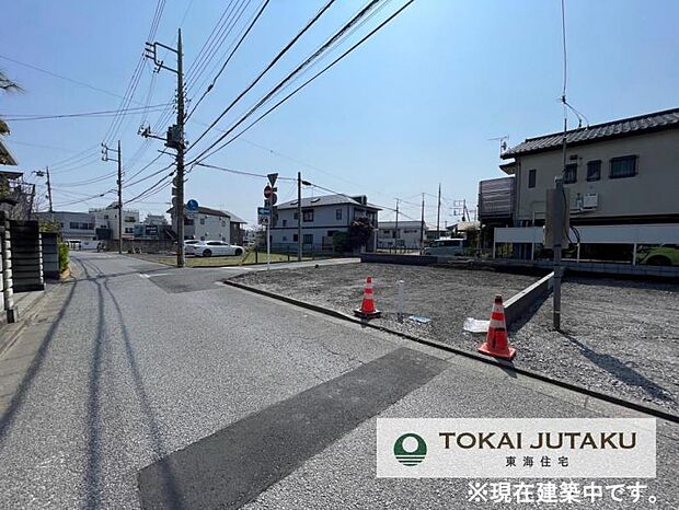 北側約4.9M、東側約4.7M幅員の公道角地です^^