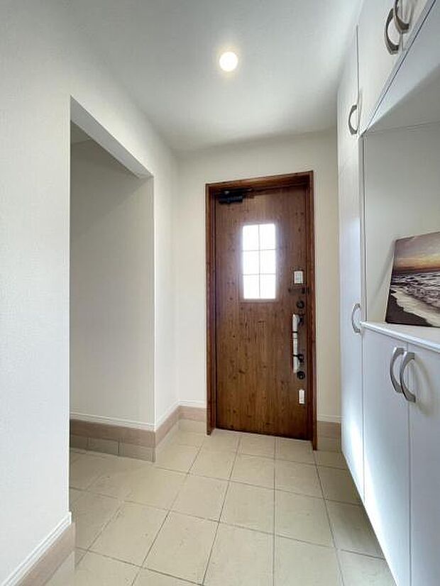 玄関を広く利用できるようシューズクローゼットを完備。ご家族みんなの靴をスッキリ収納できます！