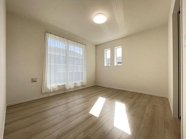 お部屋からバルコニーに出られるので洗濯物や布団などをすぐ干せ取込みも楽にできます!