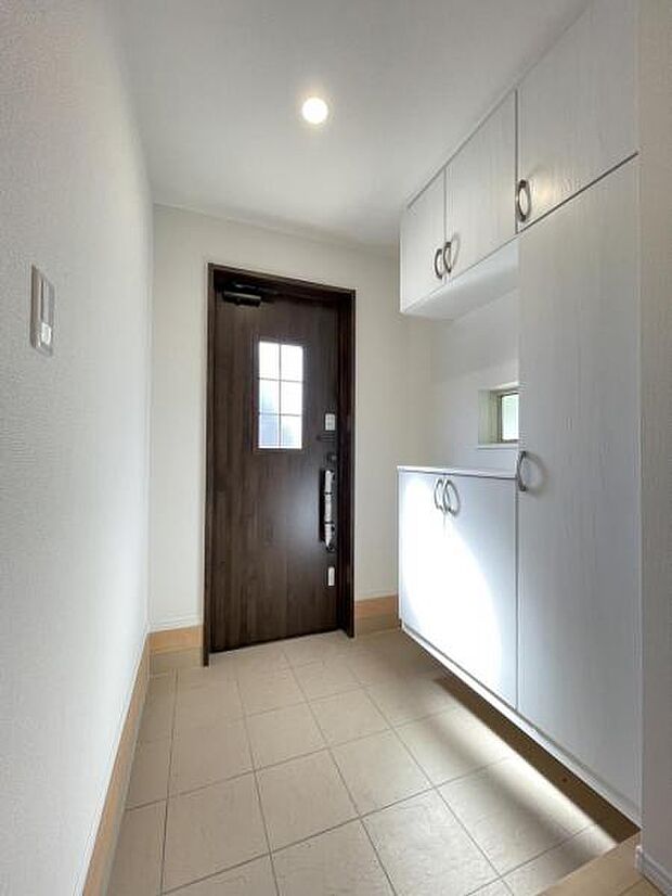 玄関を広く利用できるようシューズクローゼットを完備。ご家族みんなの靴をスッキリ収納できます!