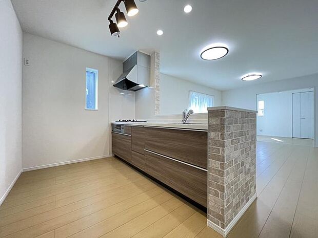 カウンター式のキッチンはリビングの様子を見ながら家事ができるので小さなお子さまがいるご家庭も安心です^^