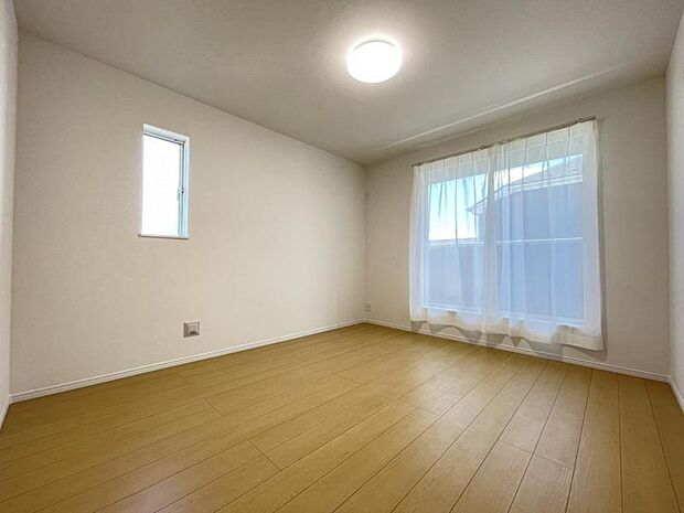 お部屋からバルコニーに出られるので洗濯物や布団などをすぐ干せ取込みも楽にできます!