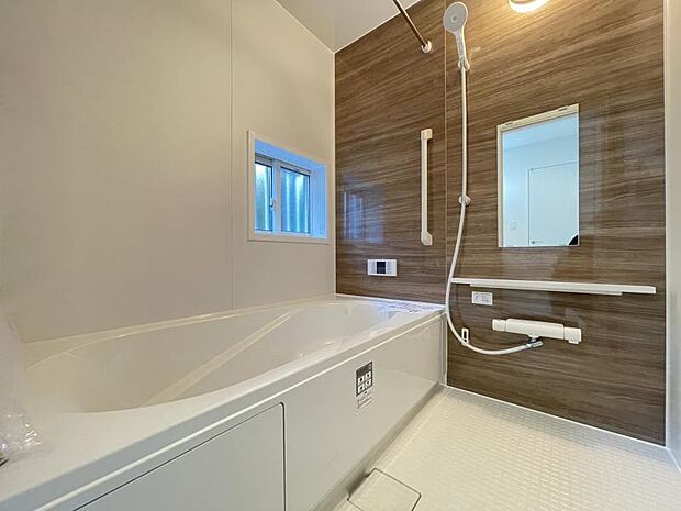 ゆったりと浸かれる1坪風呂を採用!1日の疲れを癒してくれる浴室は窓のある開放的な空間^^