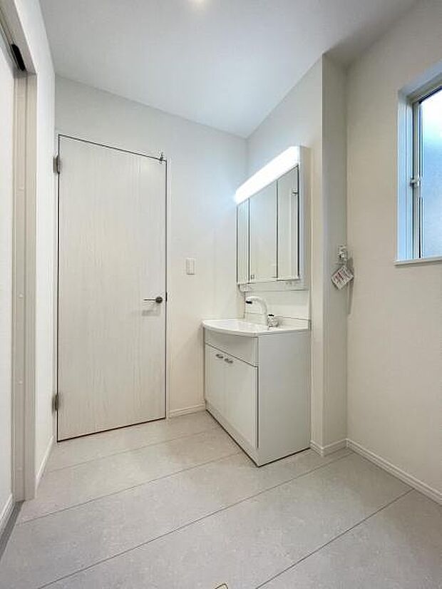 朝の準備・毎日の洗濯・お風呂と1日を通して大活躍!窓もあって風通りも良いので湿気がこもりにくい仕様^^