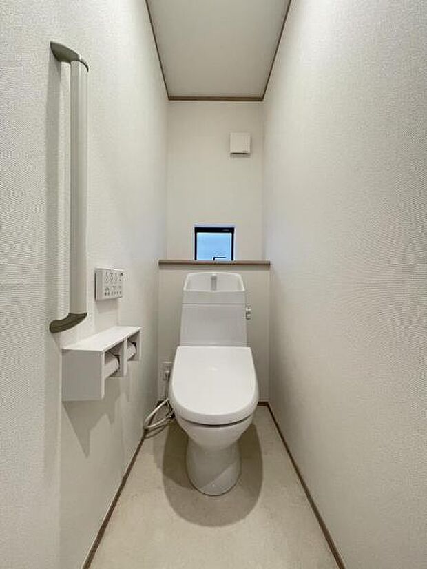 採光窓は臭い対策にもなって清潔な空間を保てます♪立ち上がりをサポートしてくれる手すりも完備!