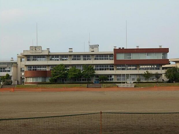 南犬飼中学校　953ｍ/徒歩12分、車3分