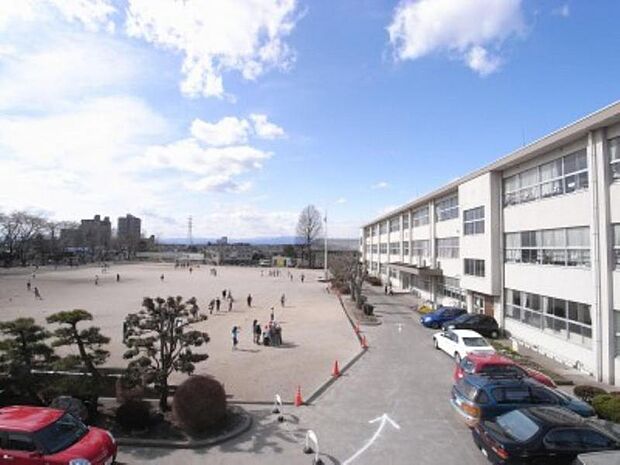 緑が丘小学校 630m/徒歩8分、車2分