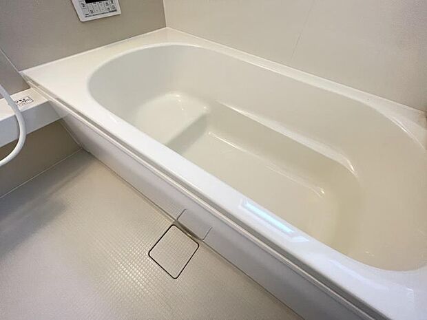 ゆったりと浸かれる1坪風呂を採用！1日の疲れを癒してくれる浴室は窓のある開放的な空間＾＾