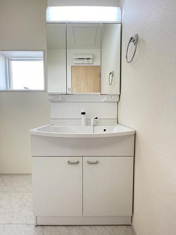 朝の忙しい身支度も広々使える洗面化粧台。水が流れやすく汚れがたまりにくい設計でお手入れもらくらくです!