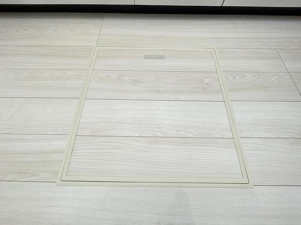 お漬物を漬けたり鍋などの季節物もしまっておける便利な床下収納！