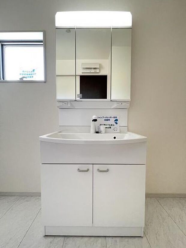 朝の忙しい身支度も広々使える洗面化粧台。水が流れやすく汚れがたまりにくい設計でお手入れもらくらくです！