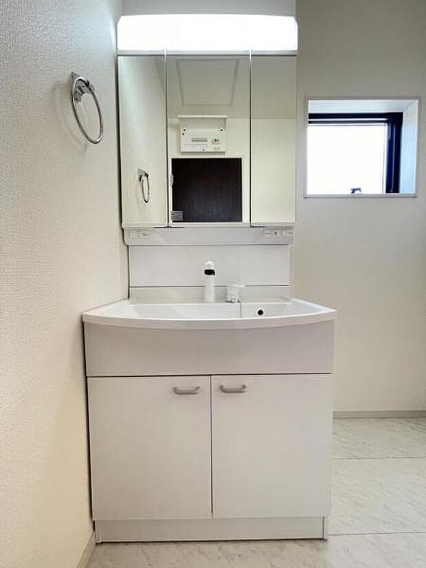 朝の忙しい身支度も広々使える洗面化粧台。水が流れやすく汚れがたまりにくい設計でお手入れもらくらくです！