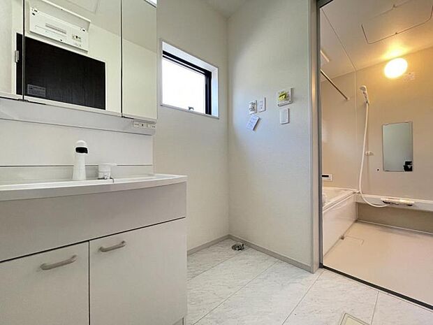 朝の準備・毎日の洗濯・帰宅後のお風呂と大活躍の洗面スペース。窓もあって風通りも良いので湿気がこもりにくい仕様^^