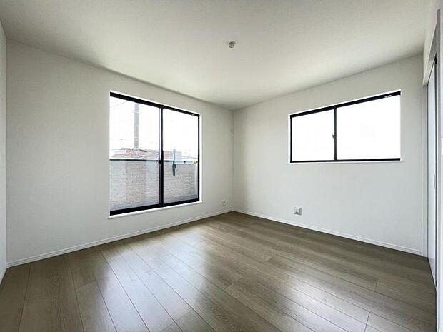 お部屋からバルコニーに出られるので洗濯物や布団などをすぐ干せ取込みも楽にできます！
