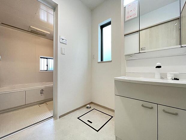 朝の準備・毎日の洗濯・帰宅後のお風呂と大活躍の洗面スペース。窓もあって風通りも良いので湿気がこもりにくい仕様^^