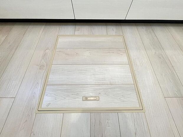 お漬物を漬けたり鍋などの季節物もしまっておける便利な床下収納!