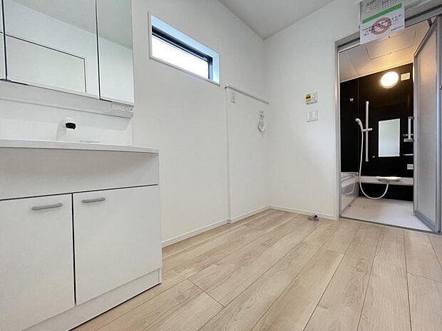 朝の準備・毎日の洗濯・帰宅後のお風呂と大活躍の洗面スペース。窓もあって風通りも良いので湿気がこもりにくい仕様^^