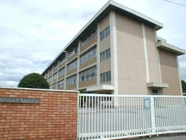 豊郷南小学校　860ｍ/徒歩11分、車3分