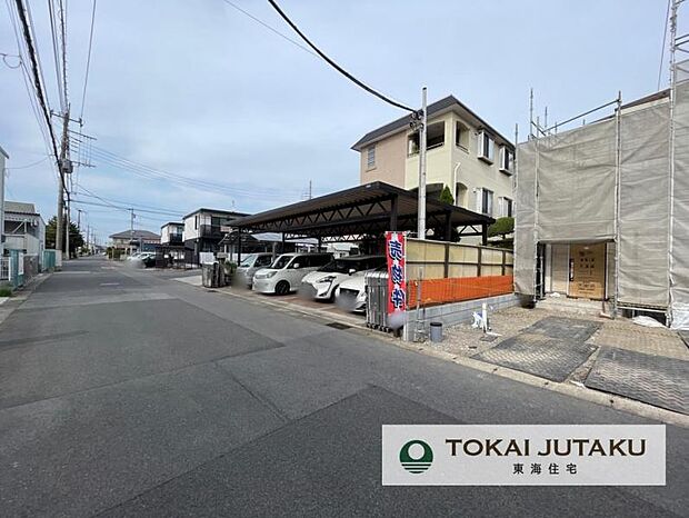西側約6M幅員の公道。車の出し入れもスムーズに行えますね^^