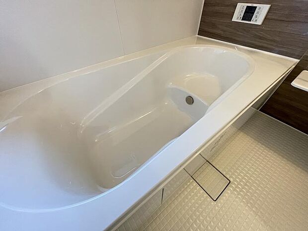 ゆったりと浸かれる1坪風呂を採用！1日の疲れを癒してくれる浴室は窓のある開放的な空間＾＾