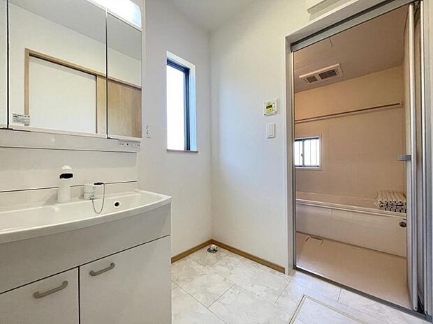 朝の準備・毎日の洗濯・お風呂と1日を通して大活躍!窓もあって風通りも良いので湿気がこもりにくい仕様^^